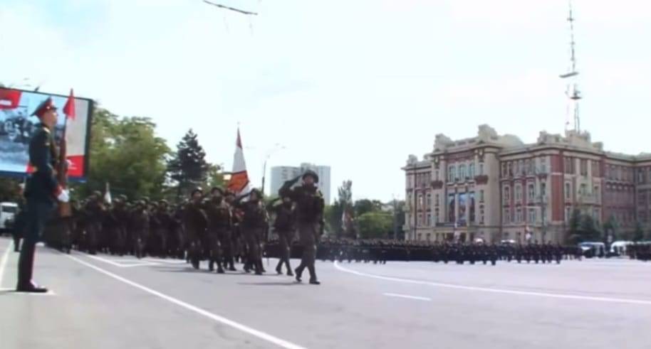 На Парад Победы «без зрителей» в Ростове все равно пришли горожане