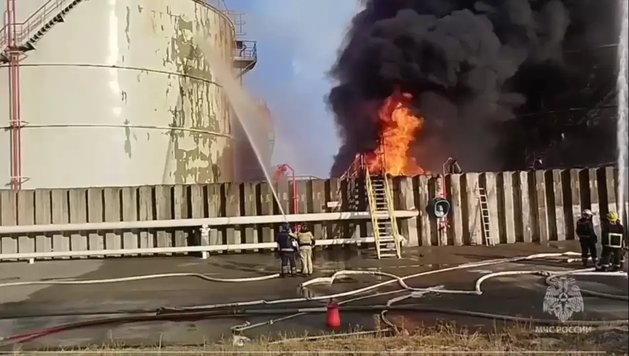 Спустя сутки локализован пожар в Азове на нефтебазе