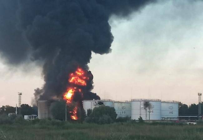 В Азове потушен пожар на нефтебазе
