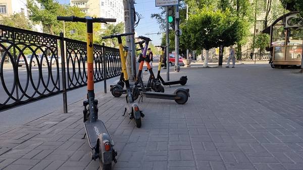 В Ростове запретят парковать самокаты у соцобъектов и памятников
