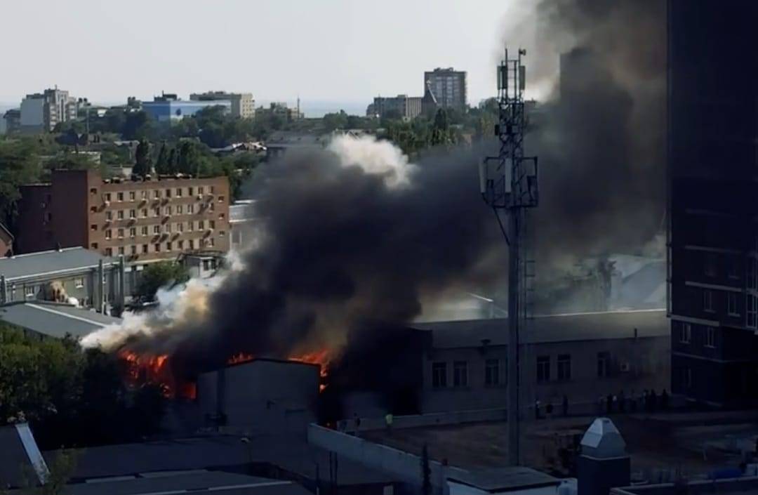 В Ростове три человека пострадали в ходе крупного пожара в двухэтажном мебельном складе