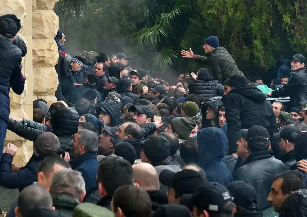 Абхазский переворот глазами очевидцев: издание RO.TODAY рассказывает с места событий