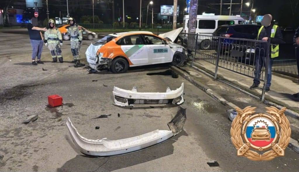 В Ростове ночью водитель каршерингового Volkswagen Polo врезался в столб, его пассажирка погибла
