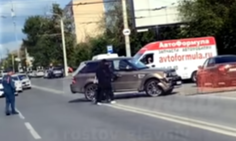 В Ростове 37-летняя женщина за рулем Land Rover протаранила шесть припаркованных авто