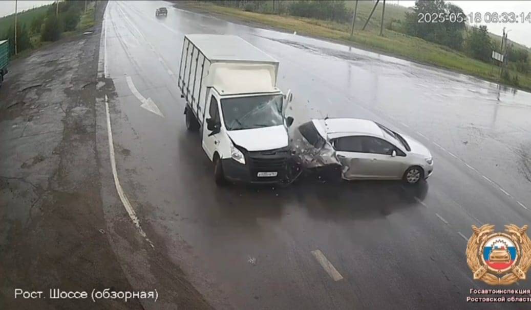 В Ростовской области на камеры попало нелепое ДТП, в котором пострадали три человека