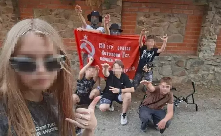 В Волгодонске задержаны подростки, показывающие на фоне Знамени Победы экстремистские жесты