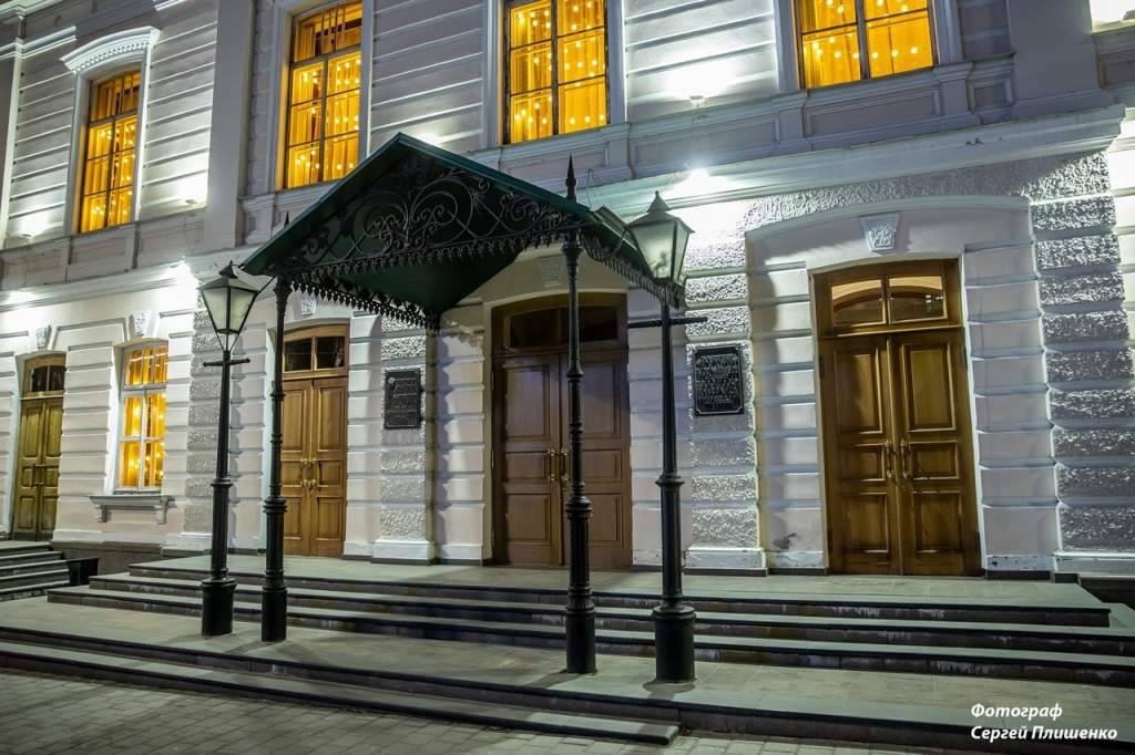 Многие работы ведутся вручную: в Таганроге приступили к большой реставрации Чеховского театра