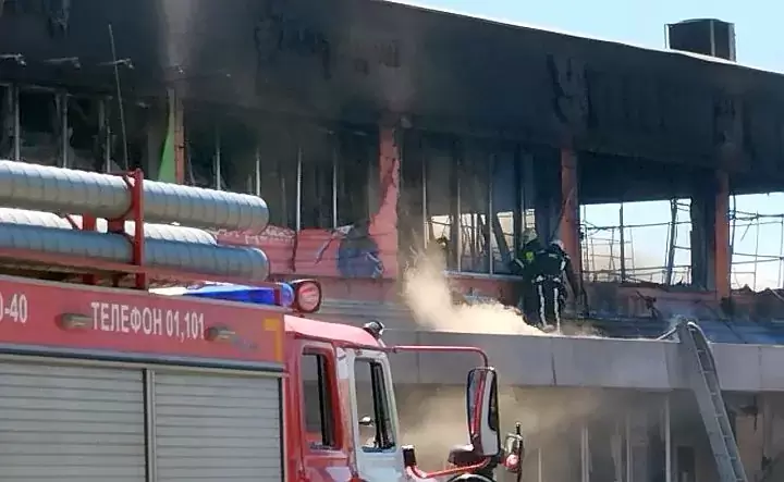 На пожаре в ТЦ Новошахтинска погиб пожарный