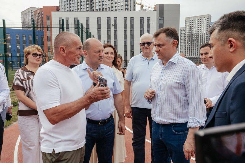 В Ростове школу в «Левобережье» посетил врио губернатора Ростовской области Юрий Слюсарь