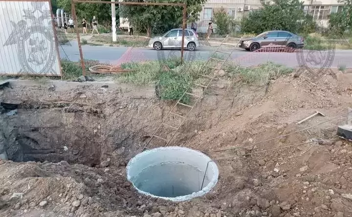 Двое рабочих погибли в канализационном люке в Таганроге