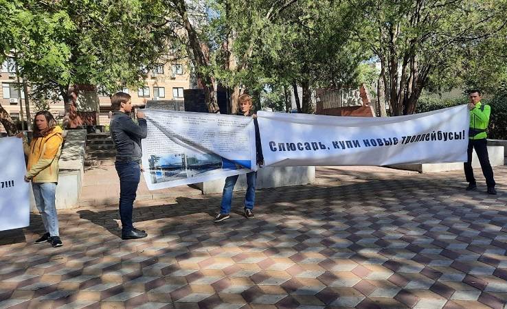 Слюсарь — купи новые троллейбусы! В Ростове прошел пикет в защиту этого вида электротранспорта