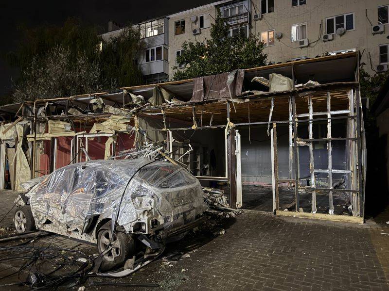 В Батайске после атаки украинских дронов повреждена 131 квартира, 7 торговых ларьков, частный медцентр и 41 автомобиль