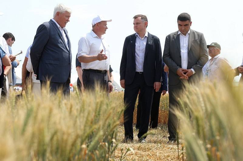 Юрий Слюсарь поздравил тружеников донского агрокомплекса с профессиональным праздником