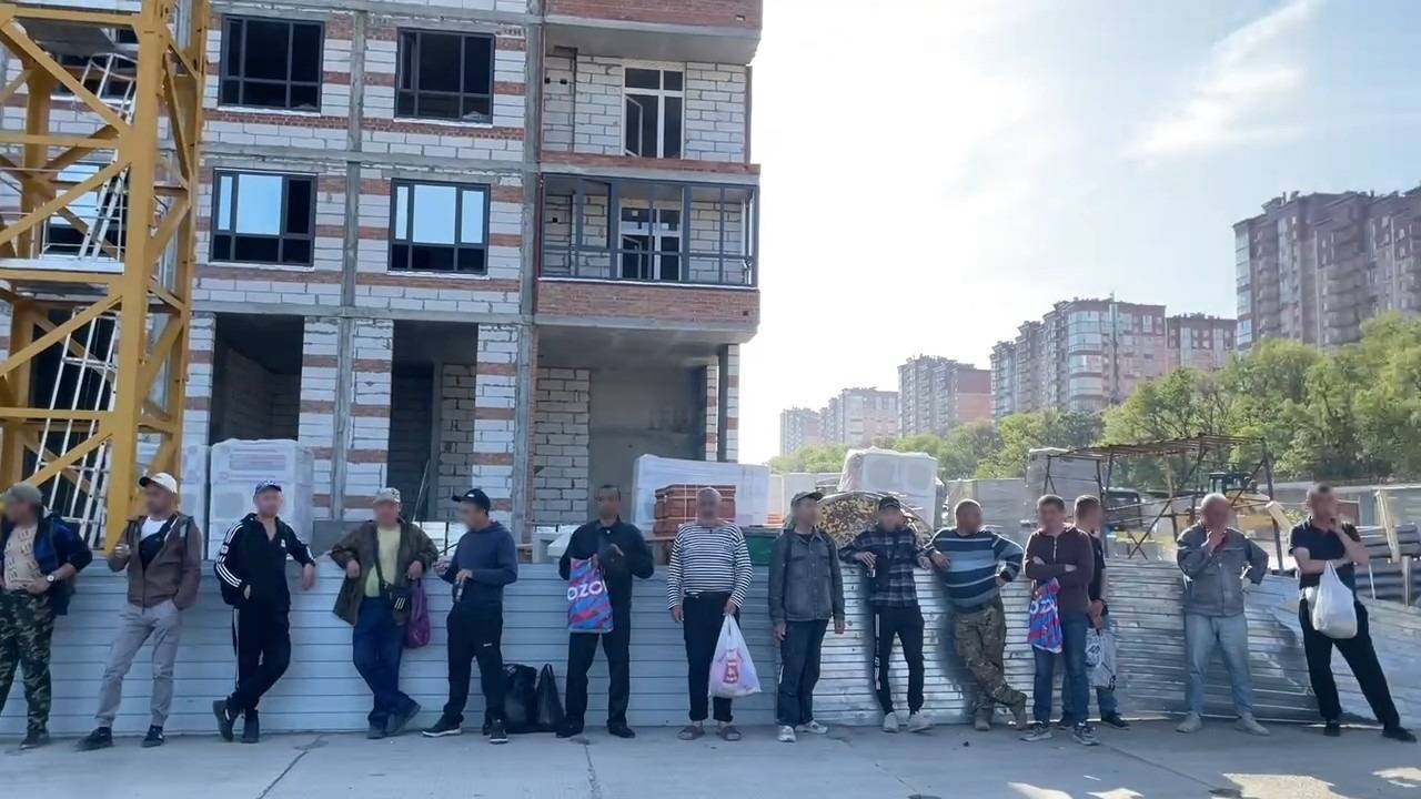 На стройках в Ростовской области мигранты работают без патентов и разрешений