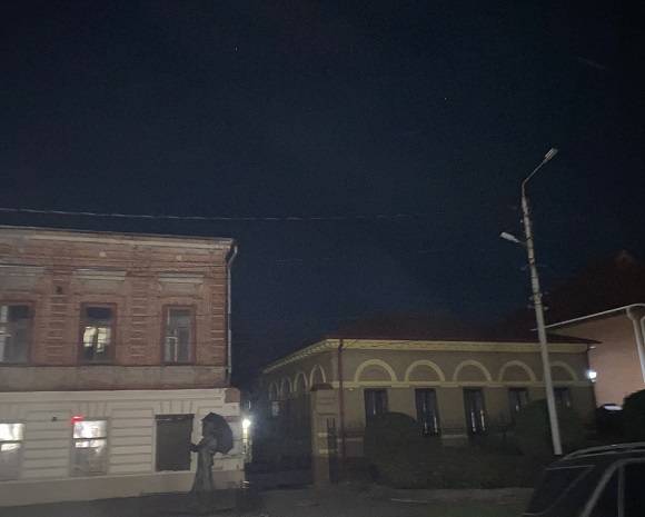 Улица Фрунзе в Таганроге погрузилась во тьму: освещение у дома Раневской не работает неделю