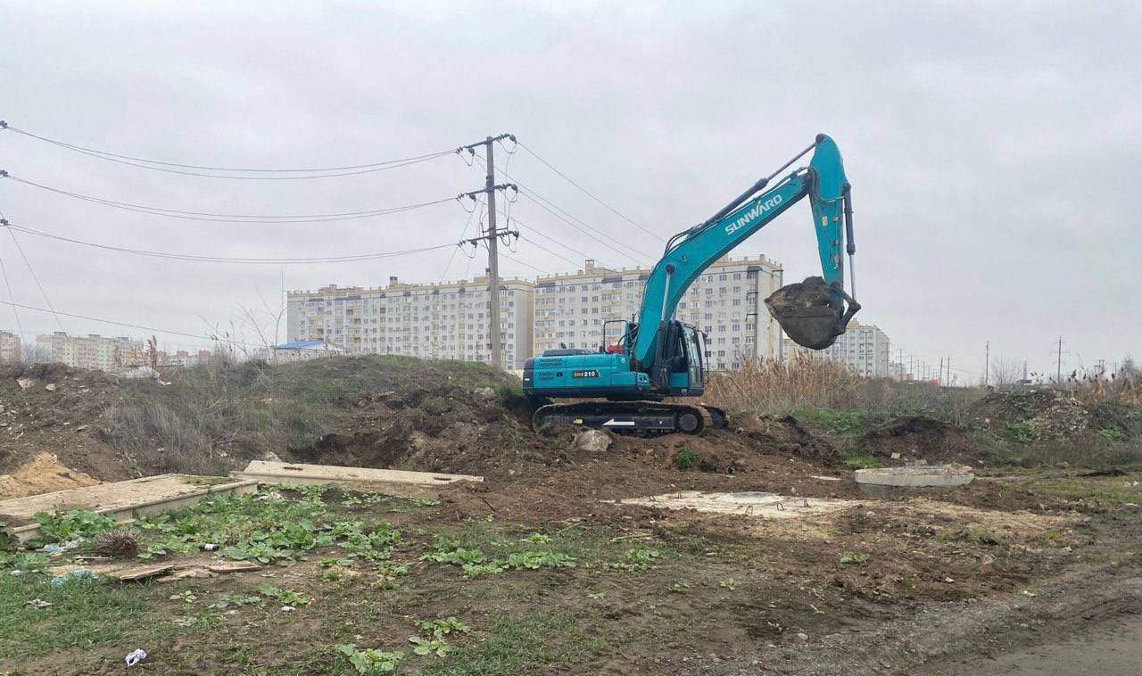 В Таганроге приступили к ликвидации огромной стихийной свалки на ул. Чучева