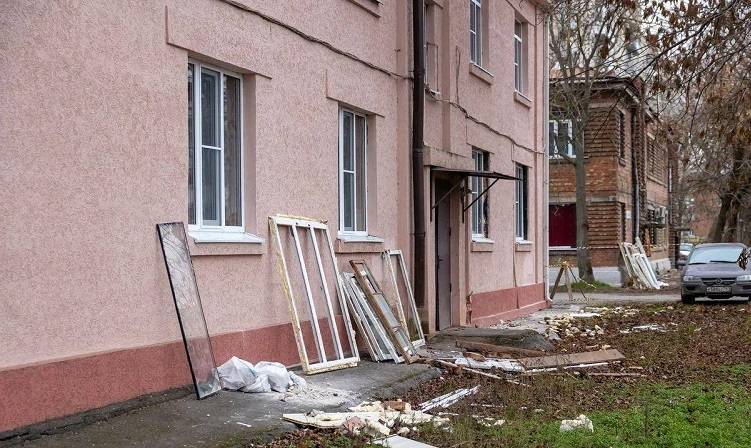 С наступлением холодов в Таганроге спешат застеклить окна, выбитые в результате атаки БПЛА
