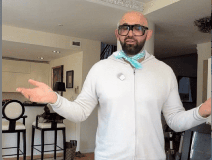 Ростовского бизнесмена, известного как «Лавандовый раф» и призывающего всех «Улыбайтесь», оштрафовали за езду на Ferrari по набережной Дона