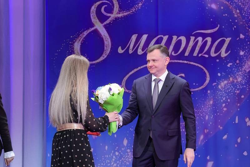 Юрий Слюсарь поздравил дончанок с 8 марта