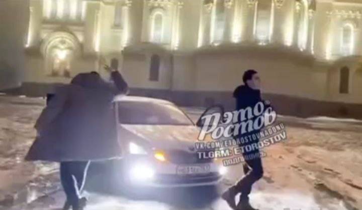 В Ростовской области несколько молодых людей привлечены к административной ответственности за парковку и танцы напротив собора