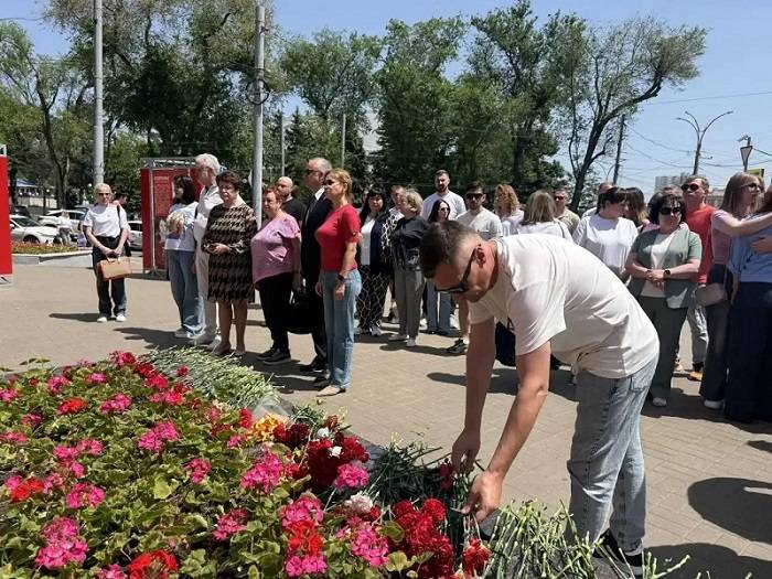 В память о погибших в ЛНР детях ростовчане принесли цветы к памятнику «Мать и дитя»