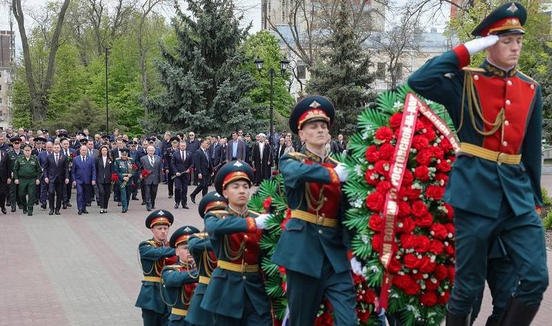 В Ростове состоялось торжественное возложение венков и цветов к Вечному огню