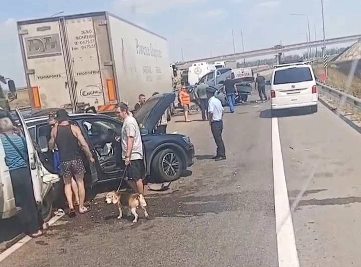На трассе Ростов-Таганрог произошло массовое ДТП с участием 12 автомобилей