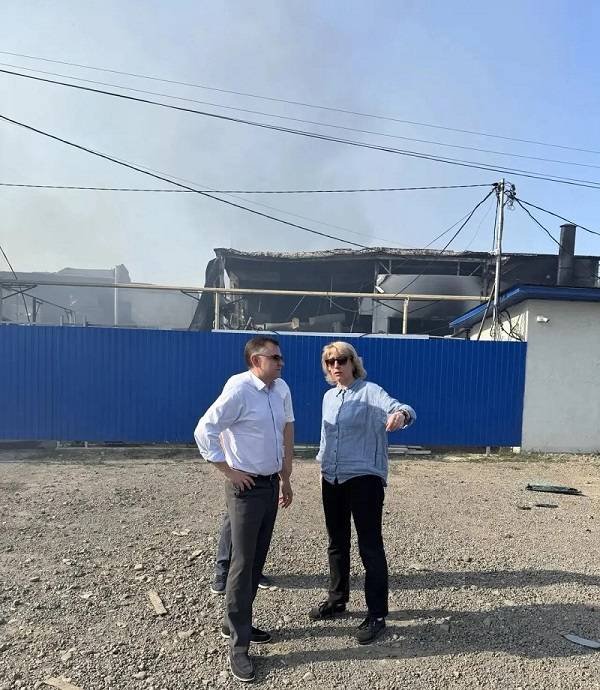 Юрий Слюсарь посетил в Таганроге пострадавшие от атаки БПЛА объекты: детский футбольный клуб, продуктовый склад и супермаркет «Светофор»